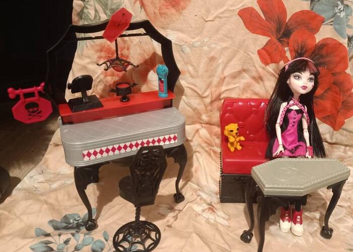 Grajewo ogłoszenia: Sprzedam zestaw kawiarenka i Lalka Draculora z bajki Monster High
